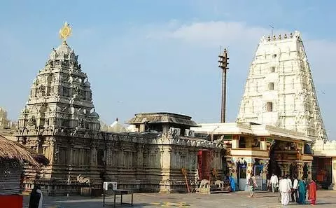 Exterior view of the main gopuram and courtyard of Sri Raja Rajeshwara Swamy Temple in Vemulawada, Telangana